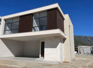 Casa · 240m² · 3 Recámaras · 2 Estacionamientos · Venta de Casas Equipadas en Carretera Nacional, Excelente Ubicacion