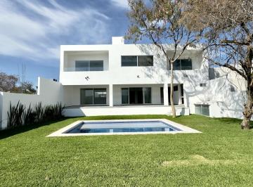 Casa · 400m² · 5 Recámaras · 3 Estacionamientos · Casa en Fraccionamiento Burgos Bugambilias