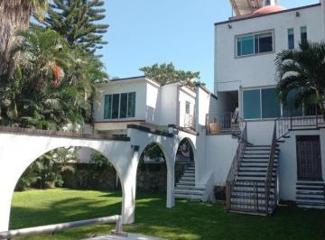 Casa · 437m² · 4 Recámaras · 6 Estacionamientos · Casa en Venta con Bungalow, Jardin y Alberca en Privada con Vigilancia en Palmira