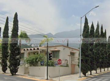 Casa · 780m² · 6 Recámaras · 2 Estacionamientos · Casa en Venta en Vista Hermosa