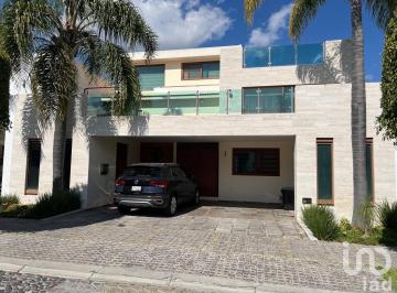 Casa · 415m² · 4 Recámaras · 2 Estacionamientos · Residencia Cluster 333 Lomas de Angelopolis 1