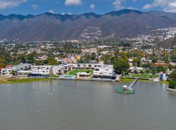 Casa en condominio · 227m² · 4 Recámaras · 2 Estacionamientos · Casa Encanto del Lago