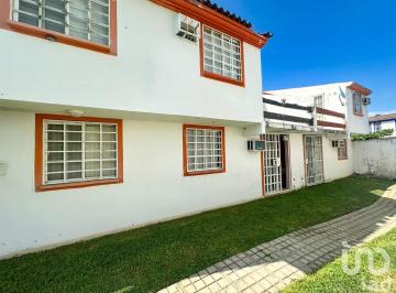 Casa · 101m² · 3 Recámaras · 1 Estacionamiento · Casa en Venta en Joyas del Marqués, Llano Lago, Acapulco