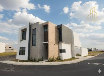 Casa · 185m² · 3 Recámaras · 2 Estacionamientos · Venta de Casa en Fraccionamiento Lomas de La Rioja con Mega Jardín