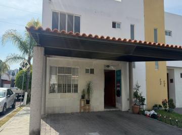 Casa de 3 habitaciones, Querétaro · Venta Casa en Esquina con Cuarto de Servicio, Excelente Ubicacion en Lomas del Marques