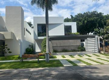 Casa · 325m² · 4 Recámaras · 3 Estacionamientos · Casa en Real Palmira