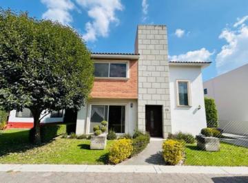 Casa en condominio · 390m² · 4 Recámaras · 7 Estacionamientos · Venta de Casa en Fraccionamiento Rancho El Mesón en Calimaya