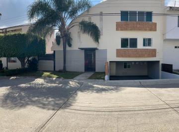 Casa de 3 habitaciones, Zapopan · Casa en Venta en Jardin Real