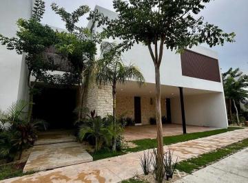 1 · Casa en Venta en Privada Xcanatun Al Norte de Mérida