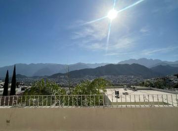 Casa · 345m² · 3 Recámaras · 2 Estacionamientos - Vive Bienes Raices · Casa con Increibles Vistas Panoramicas en Calle Privada