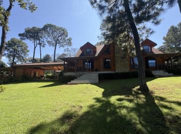 Casa · 450m² · 5 Recámaras · 2 Estacionamientos · Cabaña Moderna en Renta en Avándaro, Vista Al Lago