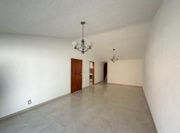 Casa · 249m² · 4 Recámaras · 1 Estacionamiento · Excelente Casa Remodelada 4r/2b/1e con Patio y Acceso a Jardín