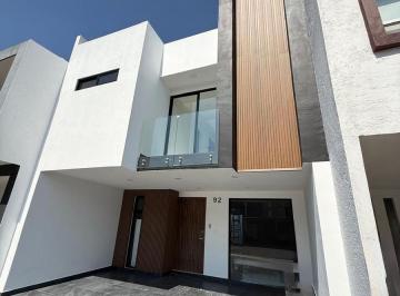 Casa · 220m² · 3 Recámaras · 2 Estacionamientos · Casa en Equipamiento Zona Cementos Atoyac
