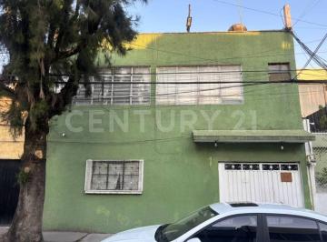 Casa · 302m² · 9 Recámaras · 2 Estacionamientos · Se Vende Propiedad en Santa Anita, Alcaldía Iztacalco
