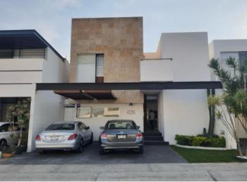 Casa · 261m² · 3 Recámaras · 2 Estacionamientos · Casa en Fraccionamiento Cumbres del Lago