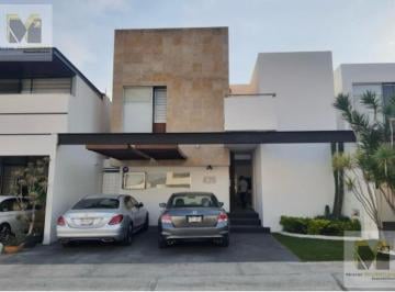 Casa · 261m² · 3 Recámaras · 2 Estacionamientos · Casa en Fraccionamiento Cumbres del Lago