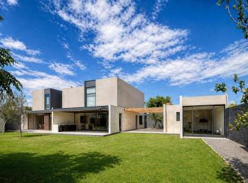 Casa · 400m² · 3 Recámaras · 3 Estacionamientos · Lujosa y Moderna Casa en Venta en Juriquilla San Francisco