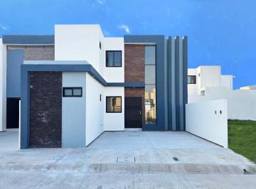 Casa · 160m² · 3 Recámaras · 2 Estacionamientos · Casa en Venta con Alberca en La Riviera Veracruzana en Punto Lomas