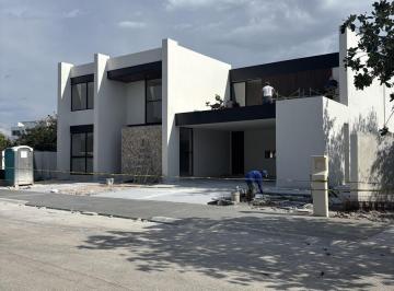 Casa en condominio · 480m² · 4 Recámaras · 2 Estacionamientos · Venta Casa de Lujo 4 Recámaras Alberca Gran Terreno y Amenidades en Privada Residencial Nortemerida