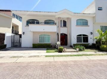 Casa · 252m² · 3 Recámaras · 2 Estacionamientos · Vive en Jardín Real | Amplia Casa en La Exclusiva Zona Real