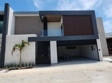 Casa · 329m² · 3 Recámaras · 2 Estacionamientos · Venta de Casa en Fraccionamiento Las Palmas Green con Alberca