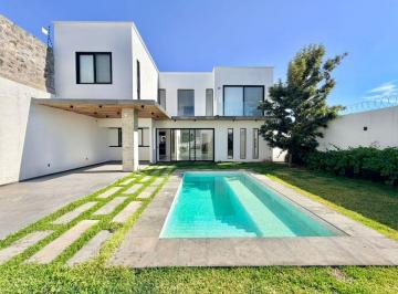 Casa de 3 habitaciones, Cuernavaca · Casa Moderna en Renta en Zona Dorada