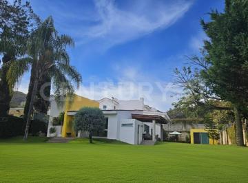 Casa · 250m² · 2 Recámaras · 5 Estacionamientos · Casa en Venta en El Palomar, Seccion Bosques