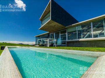 Casa · 847m² · 3 Recámaras · 4 Estacionamientos · Casa en Venta en El Campanario, con Original Diseño con Vista a Campo de Golf Precio de Oportunidad
