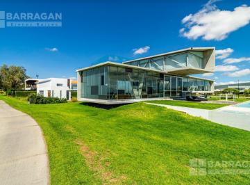 Casa · 847m² · 3 Recámaras · 4 Estacionamientos · Casa en Venta con Original Diseño con Vista a Campo de Golf Precio de Oportunidad en El Campanario