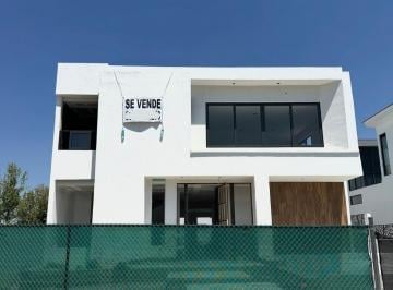 Casa Venta de 5 habitaciones · Se Vende Espectacular Casa Cerca del Estadio de Las Chivas