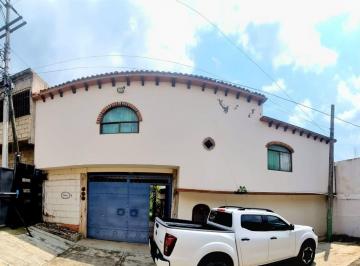 Casa de 4 habitaciones, Cuernavaca · Casa Sola con Alberca en Ahuatepec