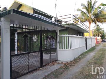 Casa · 200m² · 4 Recámaras · 4 Estacionamientos · Casa en Venta en Jose Cardel Veracruz