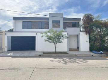 Casa · 303m² · 3 Recámaras · 10 Estacionamientos · Casa en Venta en Villa Universidad