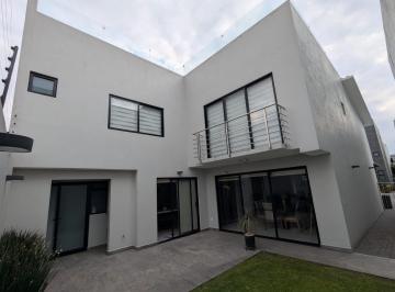 Casa · 336m² · 3 Recámaras · 3 Estacionamientos · Casa en Venta Ibiza, Metepec