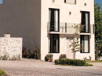 Casa · 215m² · 3 Recámaras · 2 Estacionamientos · Hermosa Casa de Lujo en Exclusivo Fraccionamiento en San Miguel de Allende