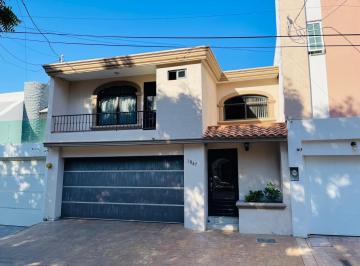 Casa · 216m² · 5 Recámaras · 2 Estacionamientos · Casa en Venta en Colonia Aurora