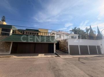 Casa · 555m² · 3 Recámaras · 2 Estacionamientos · Venta de Casa Residencial en Villa Satélite La Calera, Puebla