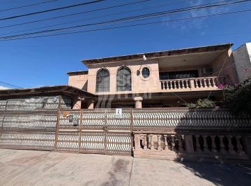 Casa de 4 habitaciones, Saltillo · Casa Ideal Para Negocio en Colonia Republica