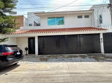 Casa de 4 habitaciones, León · Casa en Venta en Gran Jardin con 4 Recamaras y 3 Estacionamientos