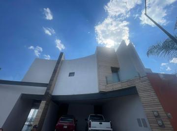 Casa de 4 habitaciones, León · Casa en Renta Amueblada en Lomas de Gran Jardin con 4 Recamaras, 5 Baños, Alberca, Vista y 4 Estacio