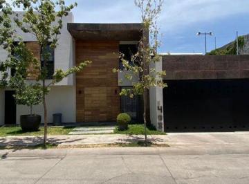 Casa de 3 habitaciones, León · Casa en Venta en Hacienda del Campestre Remodelada Moderna con 3 Recamaras 5 Baños