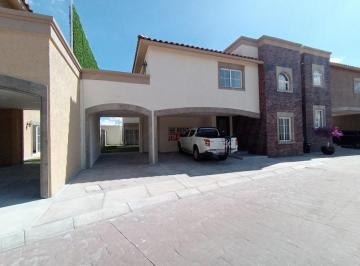 Casa en condominio · 395m² · 3 Recámaras · 3 Estacionamientos · Casa en Renta en Portofino, Metepec
