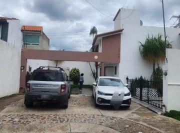 Casa de 3 habitaciones, León · Casa en Venta en Privada Juan Pablo I Colonia San Jeronimo con 3 Recamaras y 5 Estacionamientos