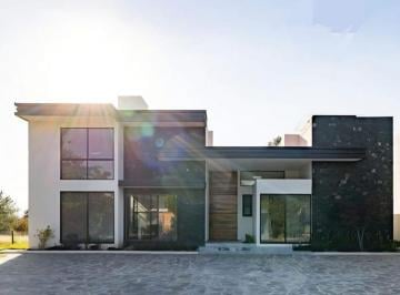 Casa de 4 habitaciones, León · Casa en Renta en El Bosque Country Club con 14 Estacionamientos, Cine, 4 Recamaras y 6 Baños