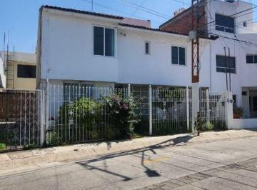 Casa de 3 habitaciones, León · Casa en Venta en Real del Bosque Villa de Los Alamos con 3 Recamaras 2 Estacionamientos