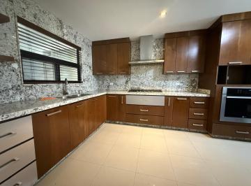 Casa · 460m² · 4 Recámaras · Casa en Venta, Bosques de Las Cumbres, Monterrey, Nuevo León. en Privada y Esquina