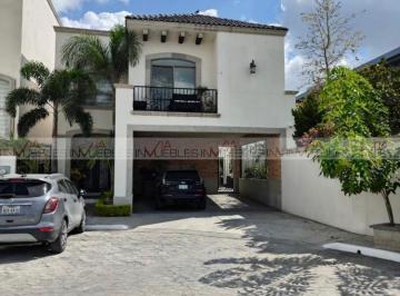 Casa · 288m² · 4 Recámaras · 2 Estacionamientos · Casa en Venta en Palma Real
