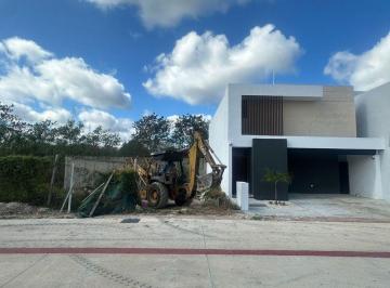 Casa en condominio · 210m² · 3 Recámaras · 2 Estacionamientos · Preventa Casa 3 Recámaras, Recamara en Planta Baja, Jardín, Alberca y Amenidades en Altozano