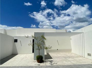 Casa de 3 habitaciones, Zapopan · Casa Moderna y con Diseño Minimalista en Venta - en Cañadas