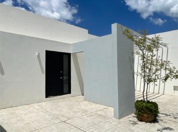 Casa de 3 habitaciones, Zapopan · Casa Moderna y con Diseño Minimalista en Venta - en Cañadas